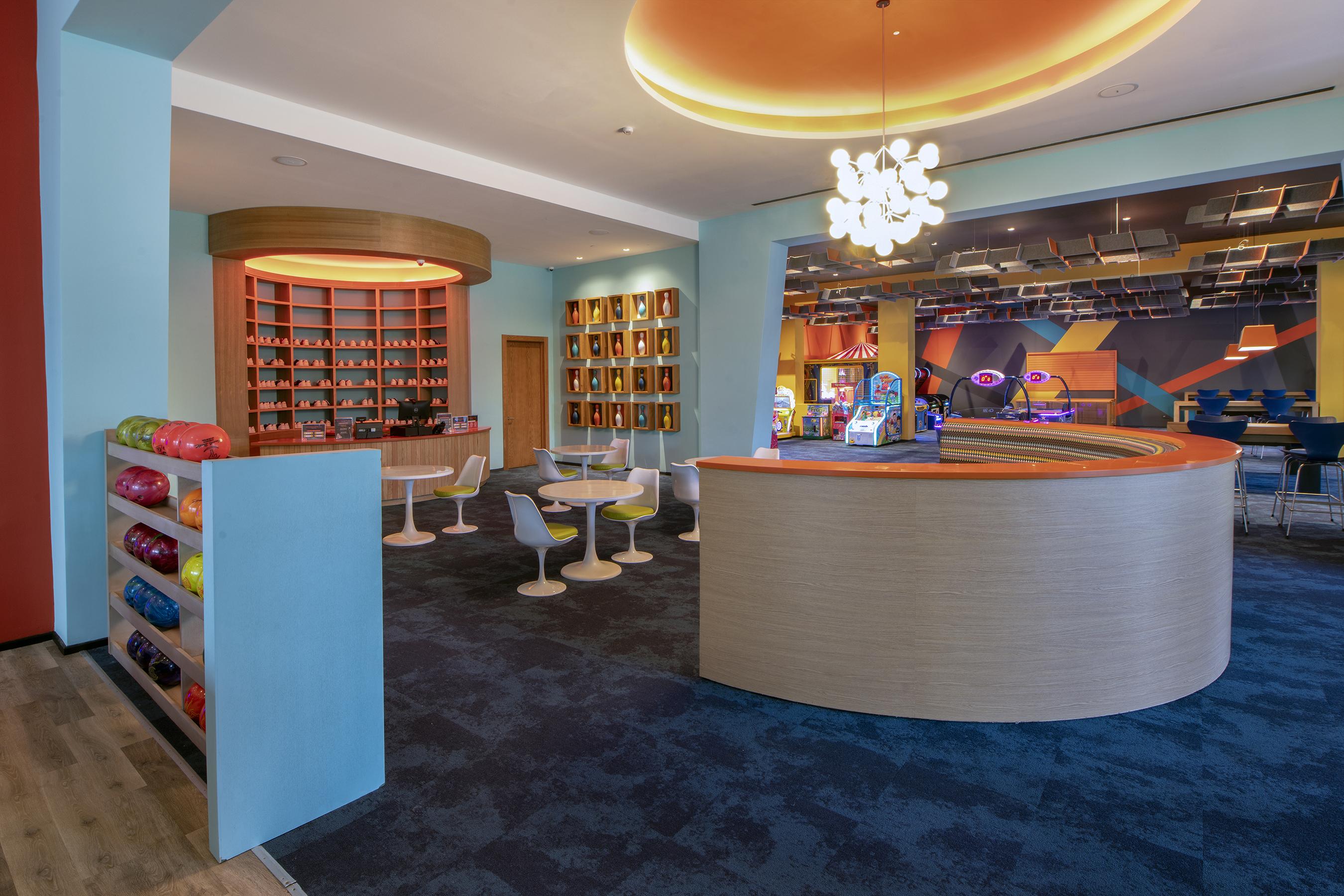 Lopesan Costa Bavaro Resort, Spa & Casino Punta Cana Bagian luar foto The interior of the hotel's bowling alley