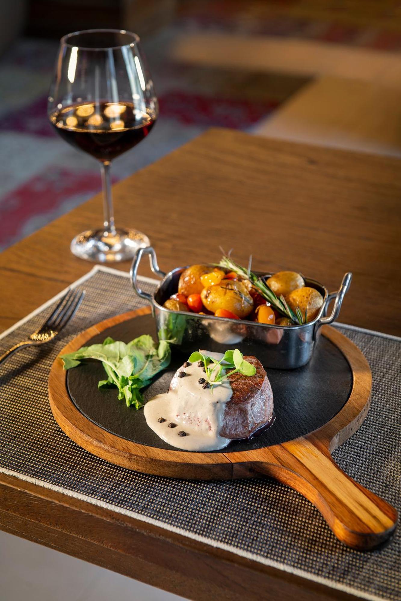 Lopesan Costa Bavaro Resort, Spa & Casino Punta Cana Bagian luar foto A steak and vegetables