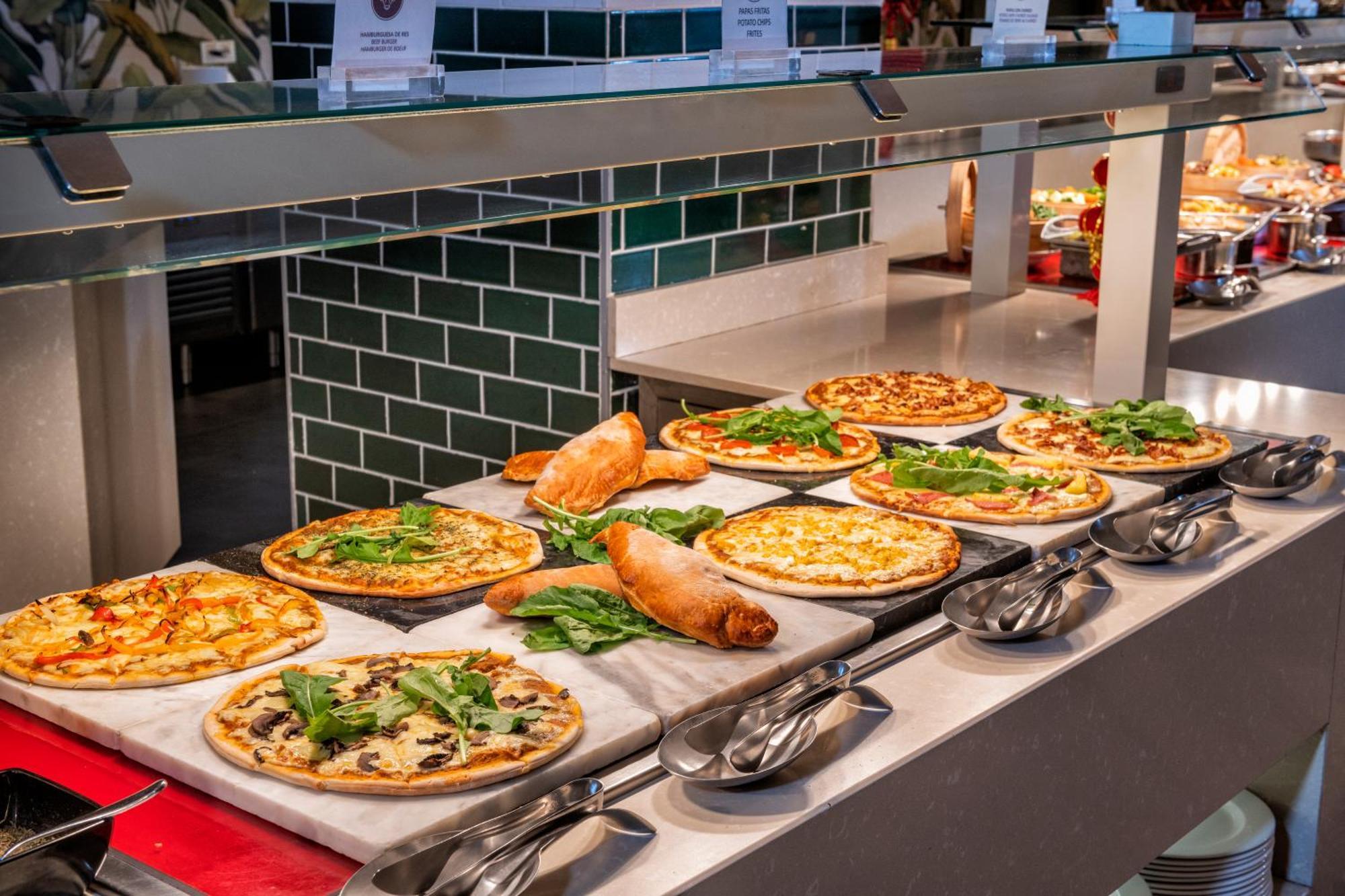 Lopesan Costa Bavaro Resort, Spa & Casino Punta Cana Bagian luar foto Pizza at a buffet